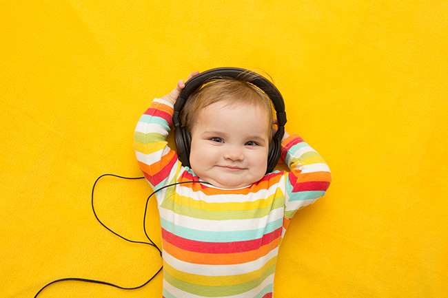 Bebé con audífonos