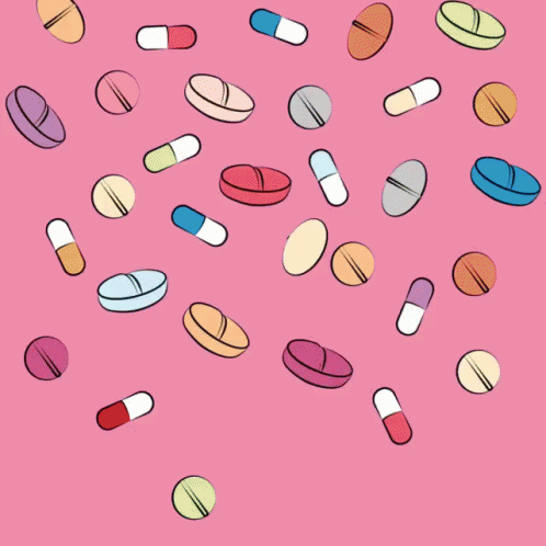 Medicamentos en fondo rosa