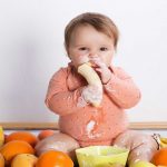 bebé comiendo naranja