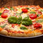 Pizza italiana con tomates