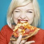 otra chica comiendo pizza