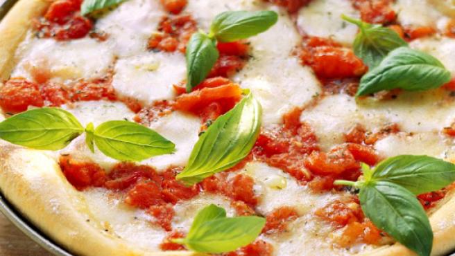 Pizza italiana con albahaca