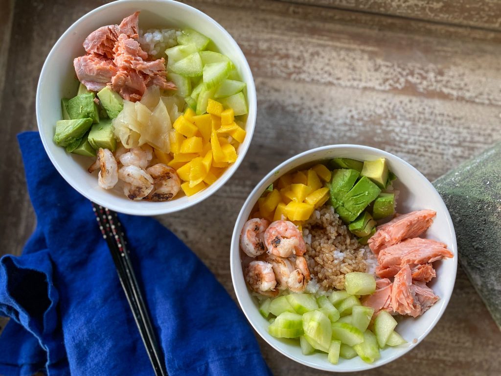 Poke bowl con mariscos, verduras y mango