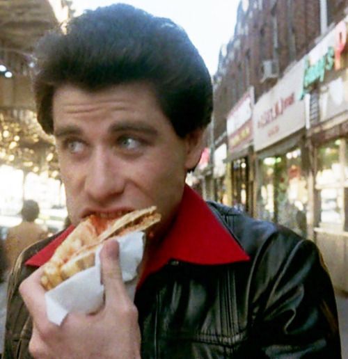 john travolta comiendo pizza estilo nyc