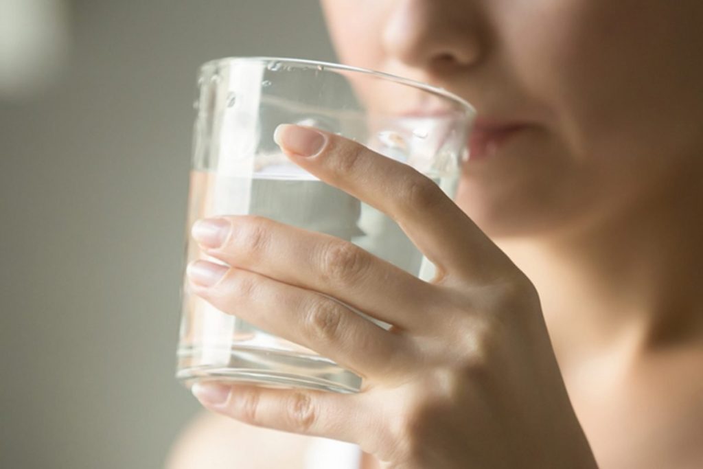 Mujer tomando un vaso de agua