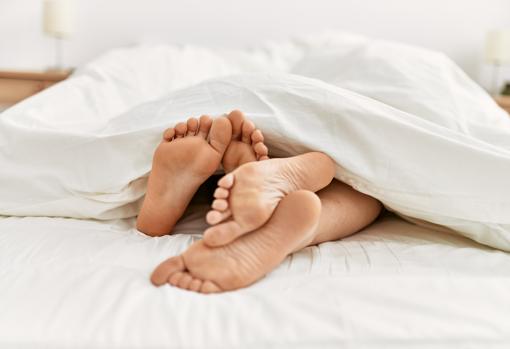 pies de pareja en cama