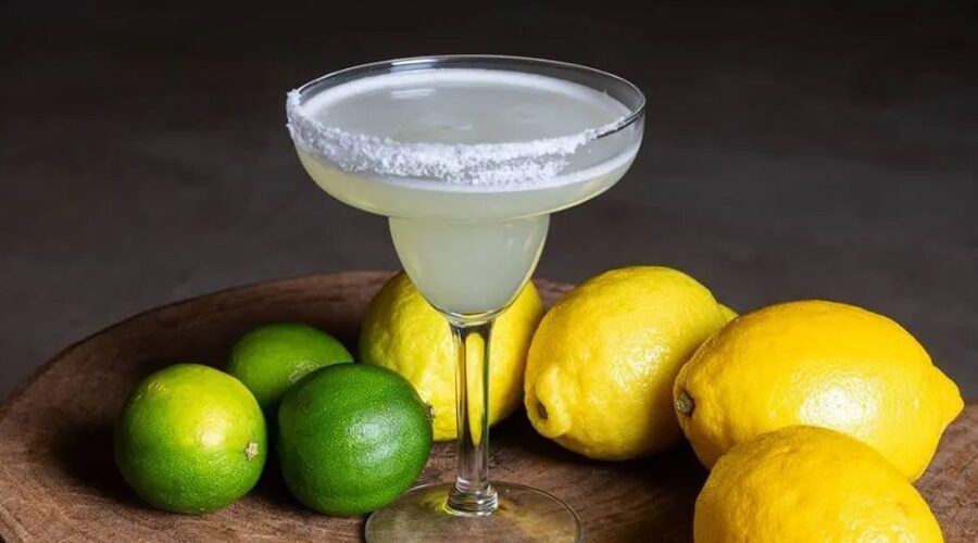 Mezcal Margarita con limones y escarcha