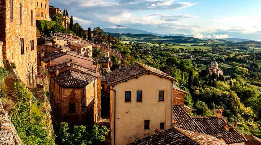 Vista desde un pueblo elevado de La Toscana