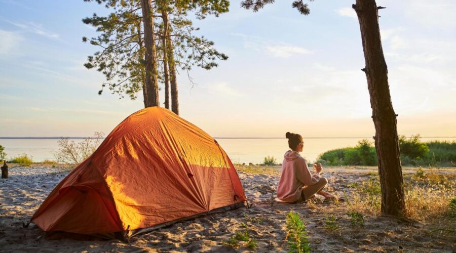 mujer acampando