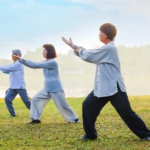 persona haciendo tai chi