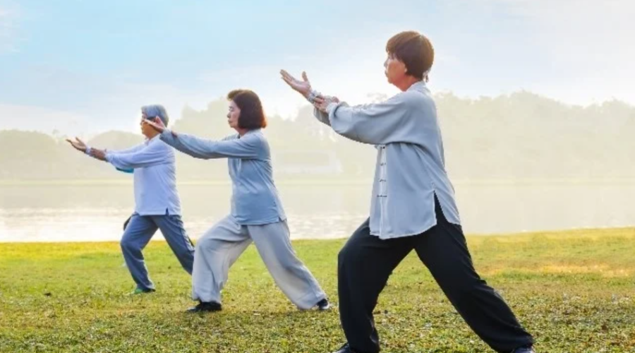 persona haciendo tai chi