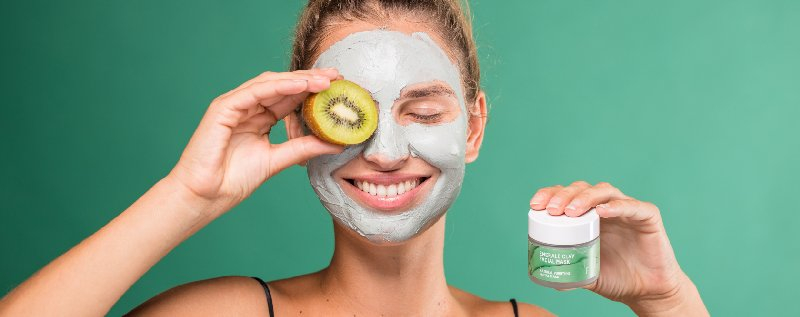 mujer con mascarillas