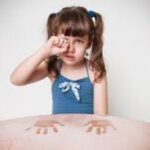 niña con alergia la polvo