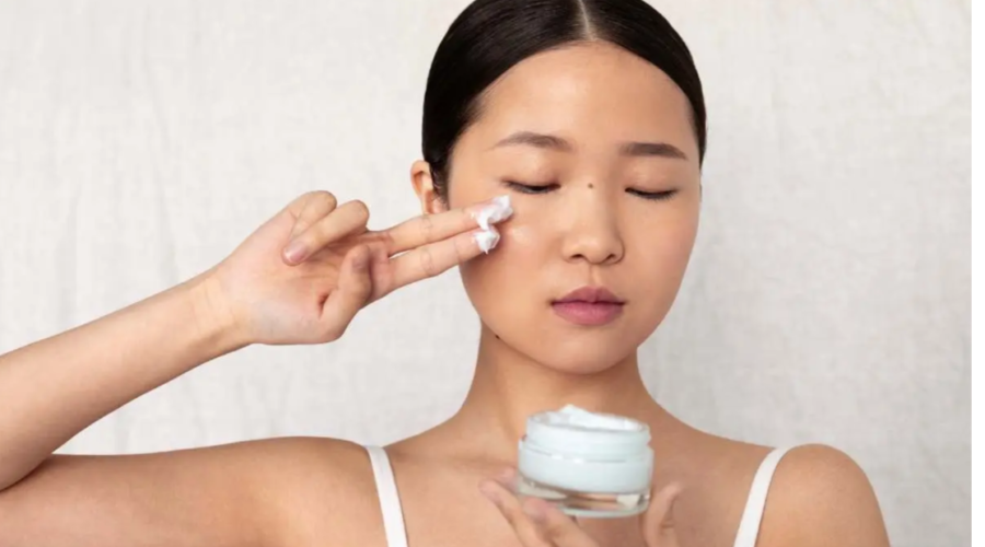 chica coreana haciendo skincare