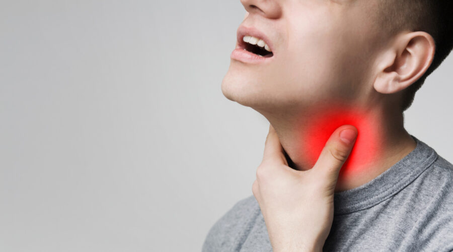 hombre con dolor de garganta