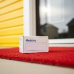 Caja de medicamentos en puerta