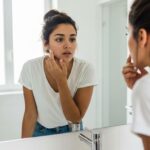 Persona revisando su piel - Carcinoma Espinocelular