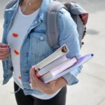 mujer con útiles escolares