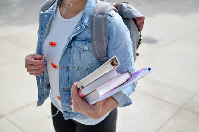 mujer con útiles escolares