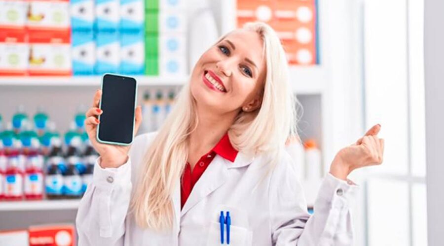 mujer de la farmacia con un celular en la mano