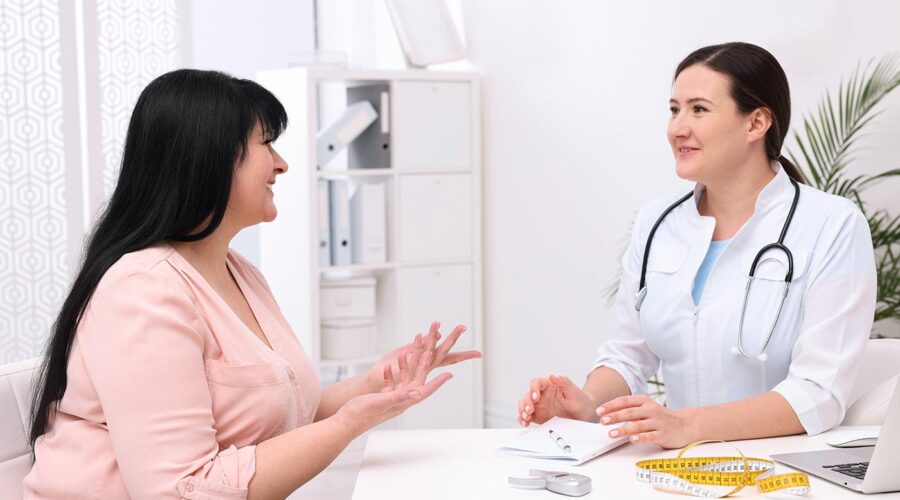 medico tratando a un paciente con obesidad