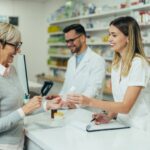 mujer comprando medicamento