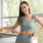 mujer midiendo su cintura
