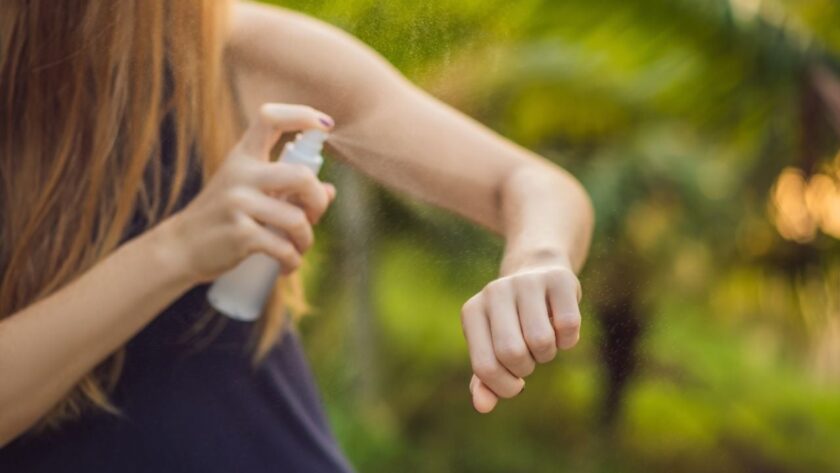 mujer colocandose repelente para mosquitos