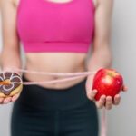 mujer con dos opciones de comida