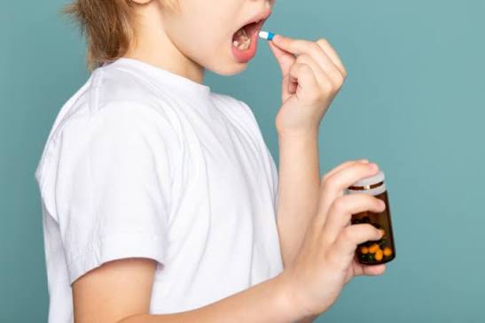 niño tomando un medicamento